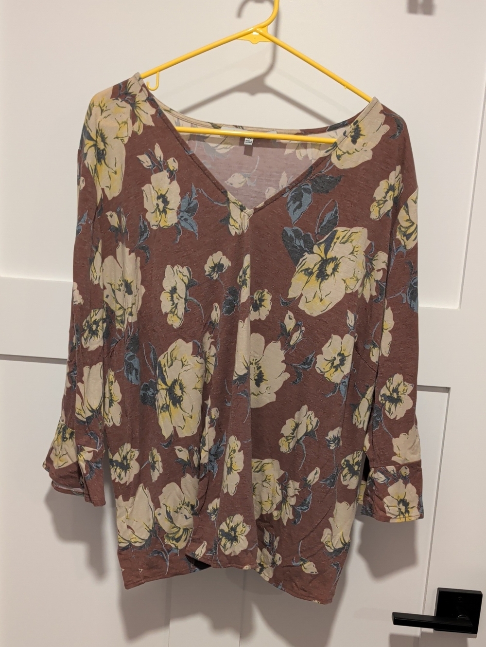 Collective Concepts Floral V-Neck Long Sleeve Top in Mauve and Cream